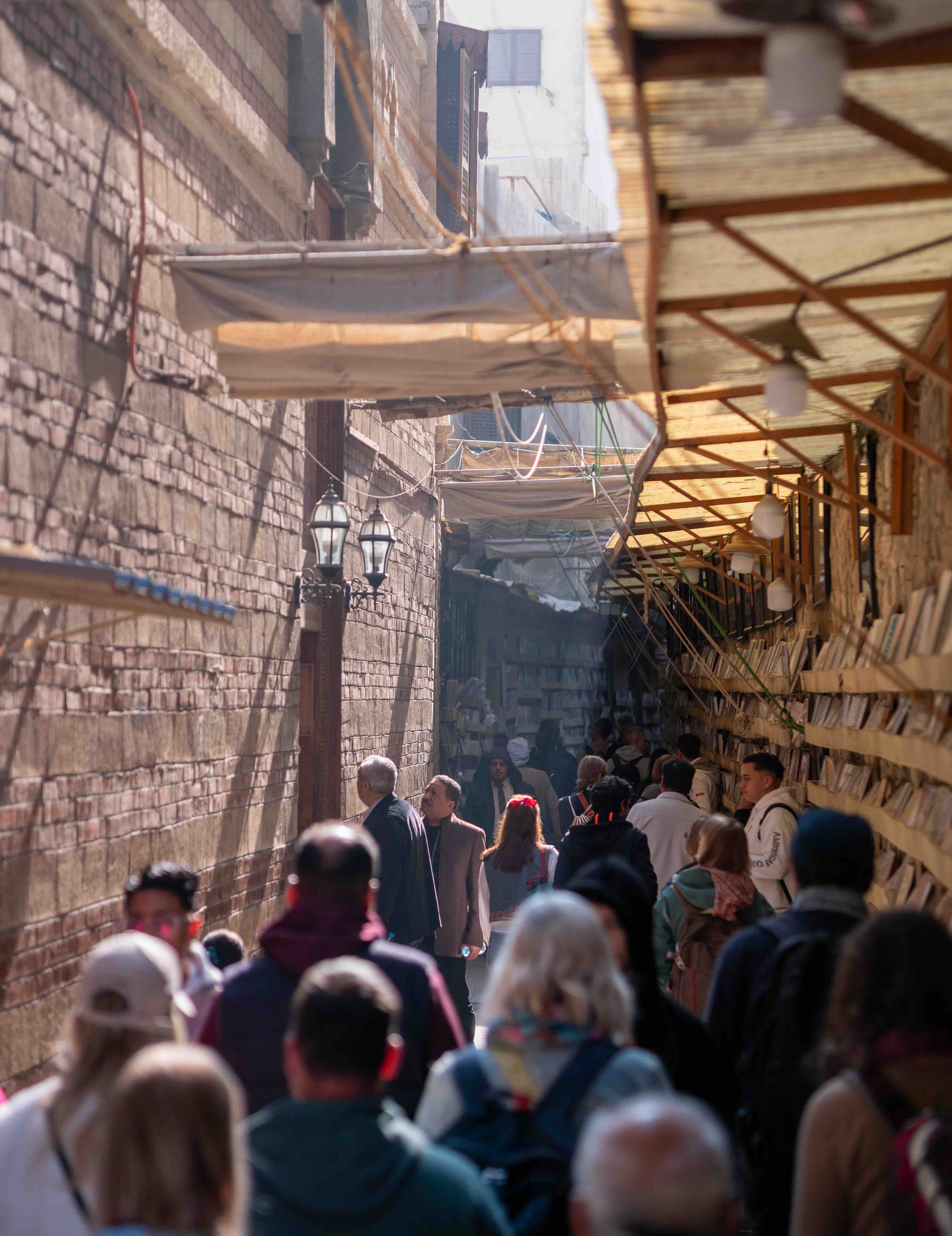 Menschen laufen durch eine Gasse in Kairo