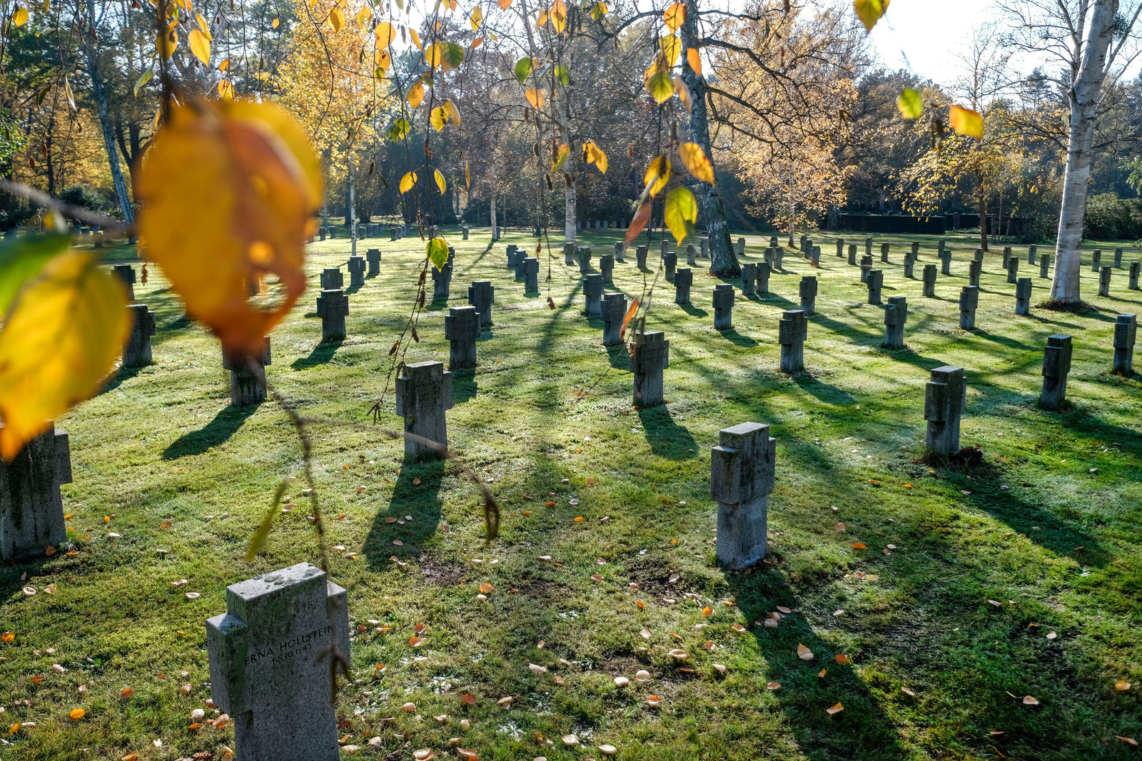 Gräber für gefallene Soldaten im Herbst