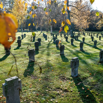 Gräber für gefallene Soldaten im Herbst