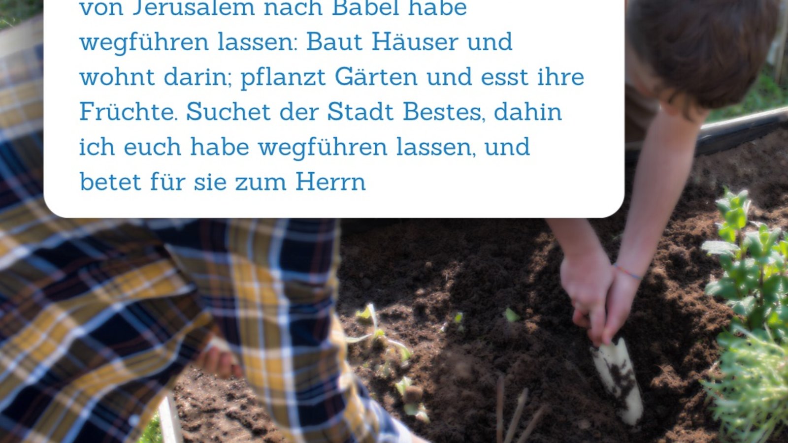 Bibelspruch im Vordergrund, eine Familie, die gärtnert im Hintergrund.