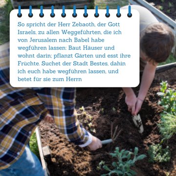 Bibelspruch im Vordergrund, eine Familie, die gärtnert im Hintergrund.
