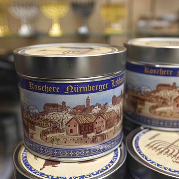 Zwei Boxen aus Metall auf denen "Koschere Lebkuchen" steht.