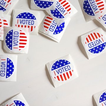 bunt bedruckte Sticker auf denen "I Voted" (ich habe gewählt) steht