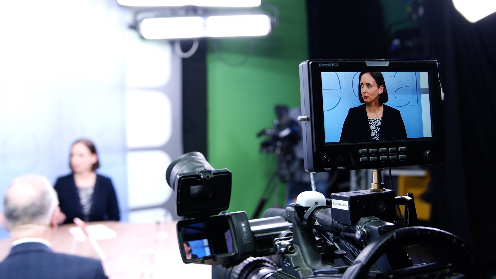 Kamerabildschirm vorne und Studio-Setting im Hintergrund