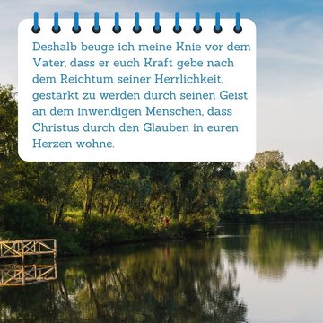 Bibelspruch im Vordergrund. Im Hintergrund ist ein See zusehen.
