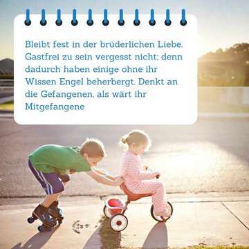 Bibelspruch im Vordergrund, spielende Kinder im Hintergrund 
