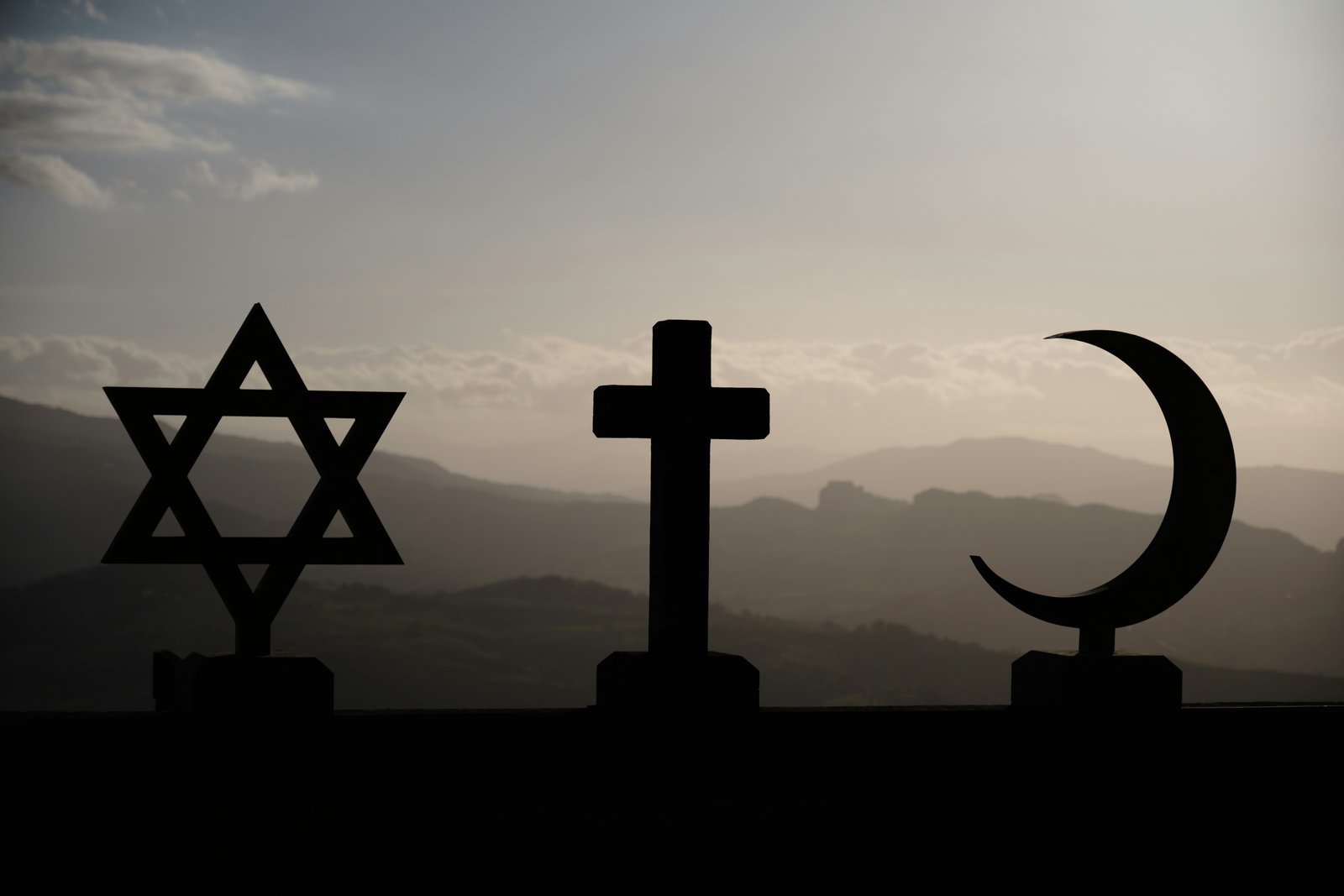 Ein Davidstern, Kreuz und Halbmond 