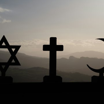 Ein Davidstern, Kreuz und Halbmond 