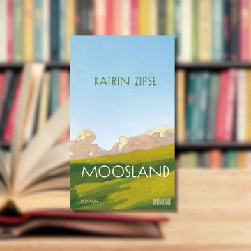 Buchtipp: „Moosland“ im Vordergrund. Im Hintergrund ist ein aufgeschlagenes Buch zu sehen.