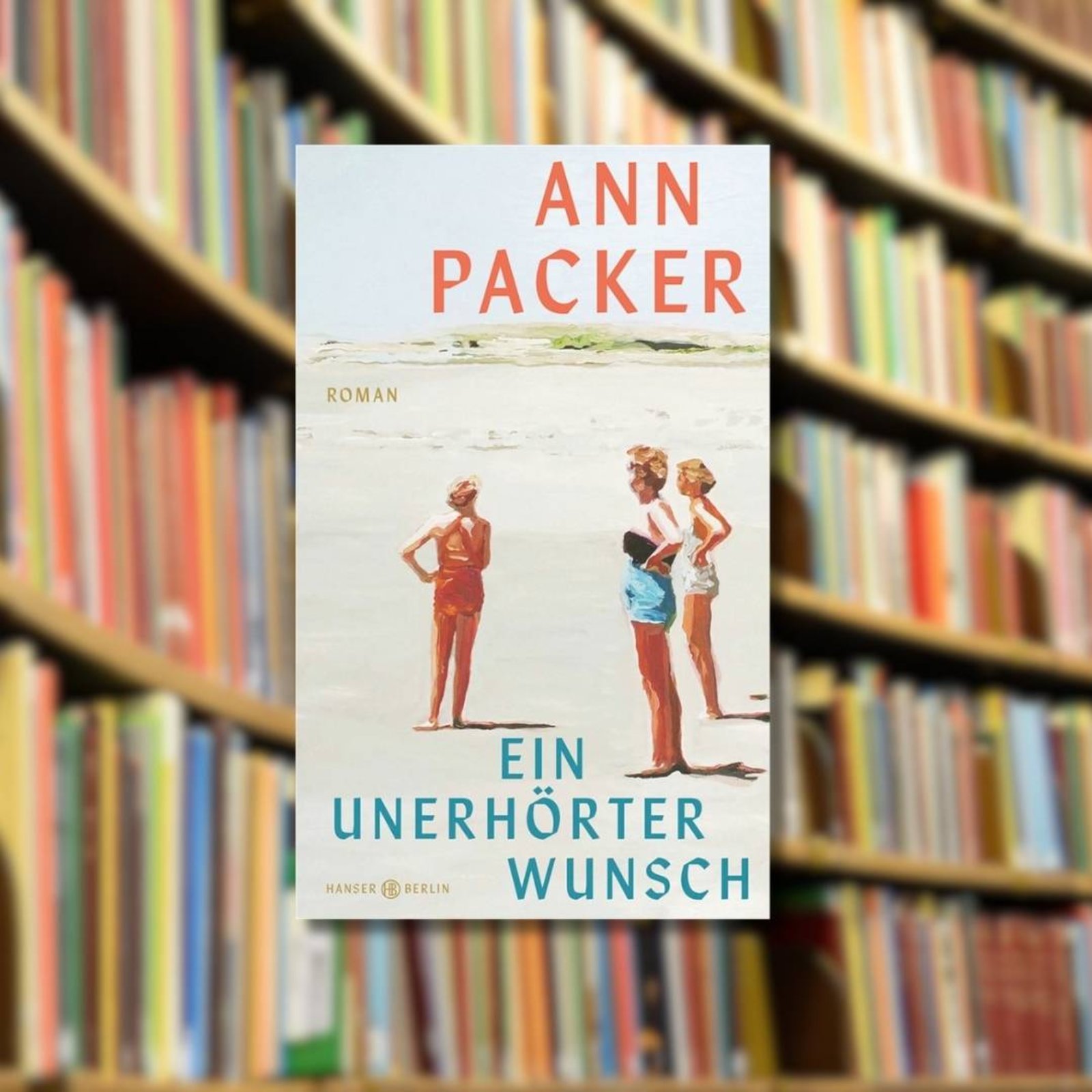 Buchtipp: „Ein unerhörter Wunsch“ im Vordergrund. Im Hintergrund ist ein Bücherregal zu sehen.