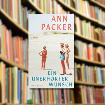 Buchtipp: „Ein unerhörter Wunsch“ im Vordergrund. Im Hintergrund ist ein Bücherregal zu sehen.