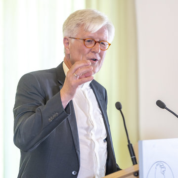 Heinrich Bedford-Strohm hält eine Rede