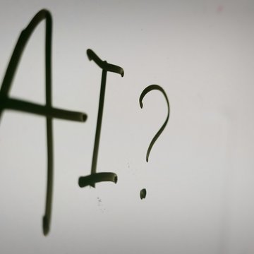 Auf einer Wand steht AI? (auf deutsch: KI)