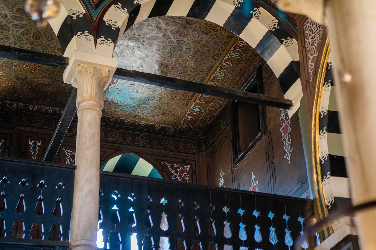 Die Synagoge von Kairo – zu sehen ist das Gewölbe auf dem auch Davidsterne zu erkennen sind.