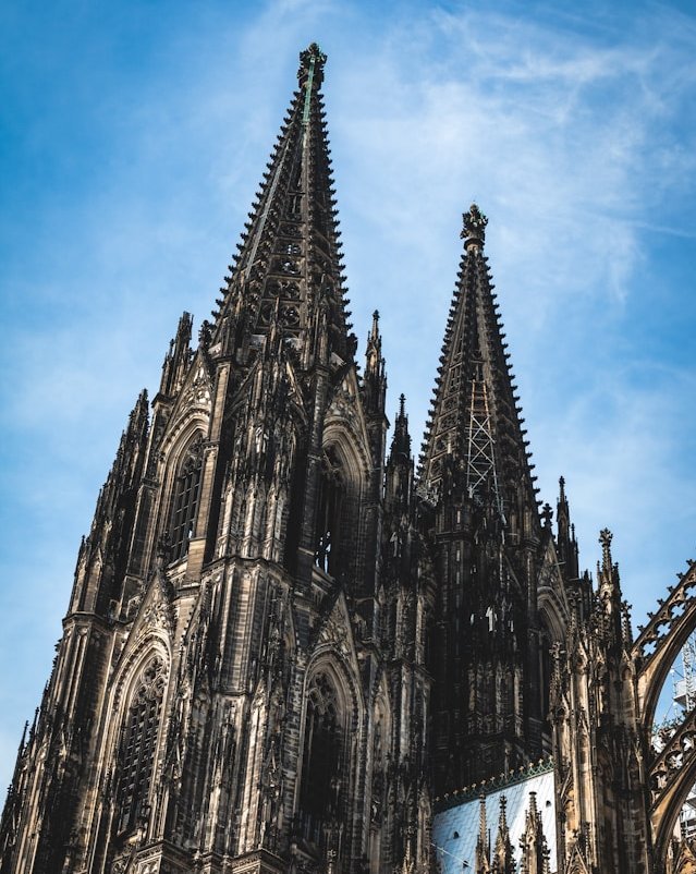 Der Kölner Dom: Zwei Kirchtürme ragen in den Himmel