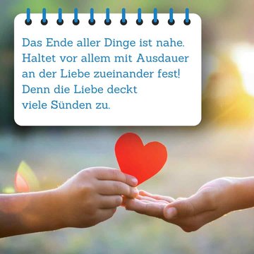 Hand überreicht Papierherz an andere Hand – darüber Bibelspruch