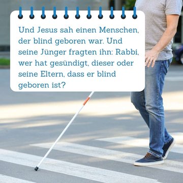 Bibelspruch im Vordergrund. Im Hintergrund läuft Ein Mann mit einem Blindenstock über einen Zebrastreifen.