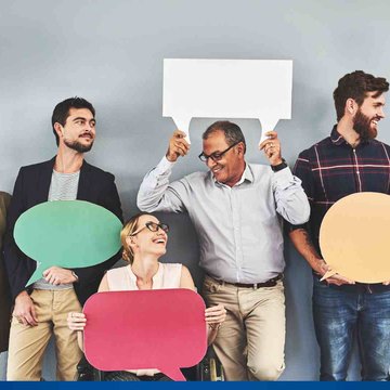 Menschen halten Sprechblasen in der Hand