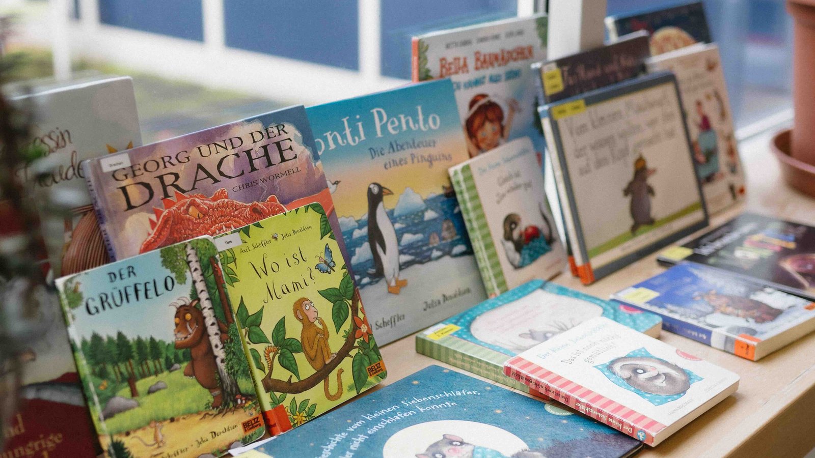 Zahlreiche Kinderbücher liegen auf einem Tisch.