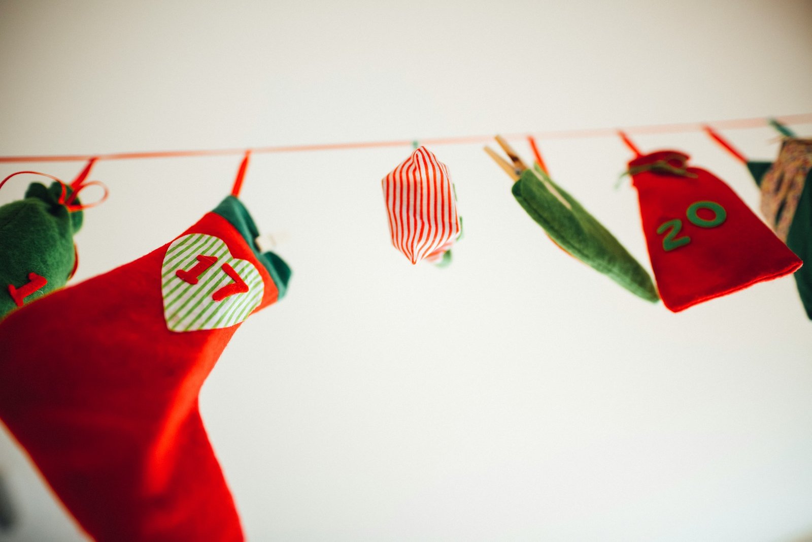 Socken und Tüten hängen an einer Leine von der Decke
