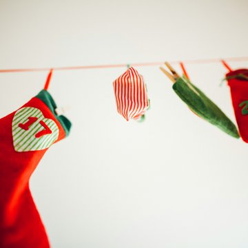 Socken und Tüten hängen an einer Leine von der Decke