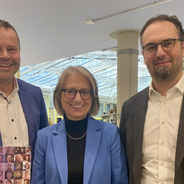 Robert Bachert, Annette Noller und Kornelius Knapp stehen nebeneinander.