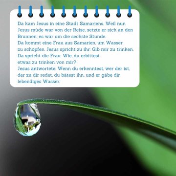 Bibelspruch im Vordergrund, Tropfen der an einem Grashalm hängt im Hintergrund.