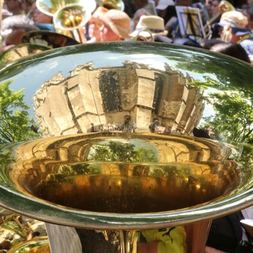 Der Schallbecher einer Tuba ist groß zu sehen.