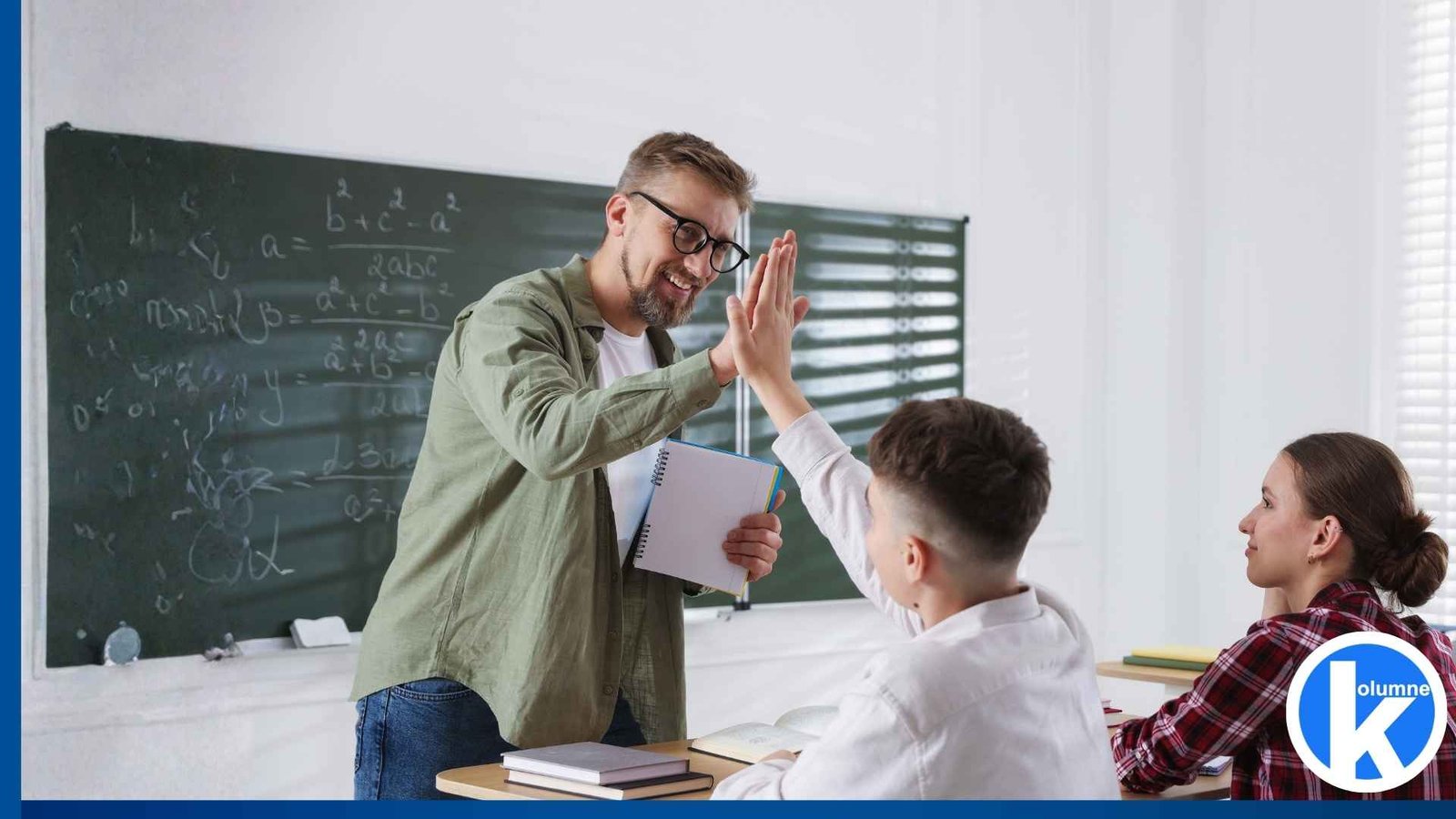 Ein Lehrer gibt einem Schüler High Five.