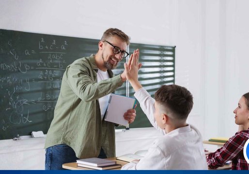 Ein Lehrer gibt einem Schüler High Five.