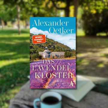 Buchtipp: „Das Lavendelkloster“ im Vordergrund. Im Hintergrund ist ein Buch und eine Tasse Kaffee zu sehen in einem Park.