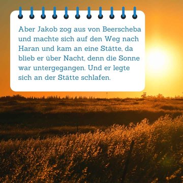 Bibeltext im Vordergrund. Im Hintergrund ist der Sonnenuntergang über einem Feld zu sehen.