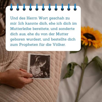 Bibelspruch im Vordergrund. Im Hintergrund befindet sich eine schwangere Frau, die das Ultraschallbild ihres ungeborenen Kindes in der Hand hält und eine Sonnenblume.