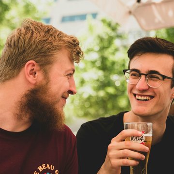 Zwei Männer die lachen