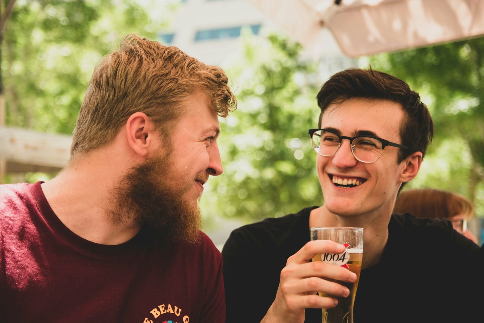 Zwei Männer die lachen