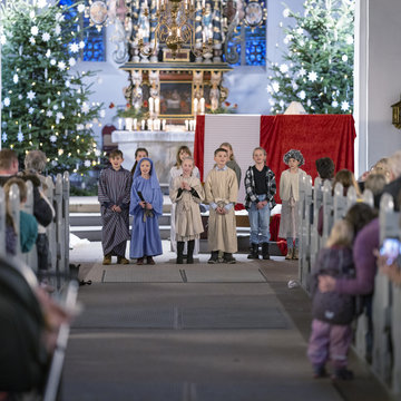 Gottesdienst an Weihnachten mit Kindern vorne, die das Krippenspiel aufführen.