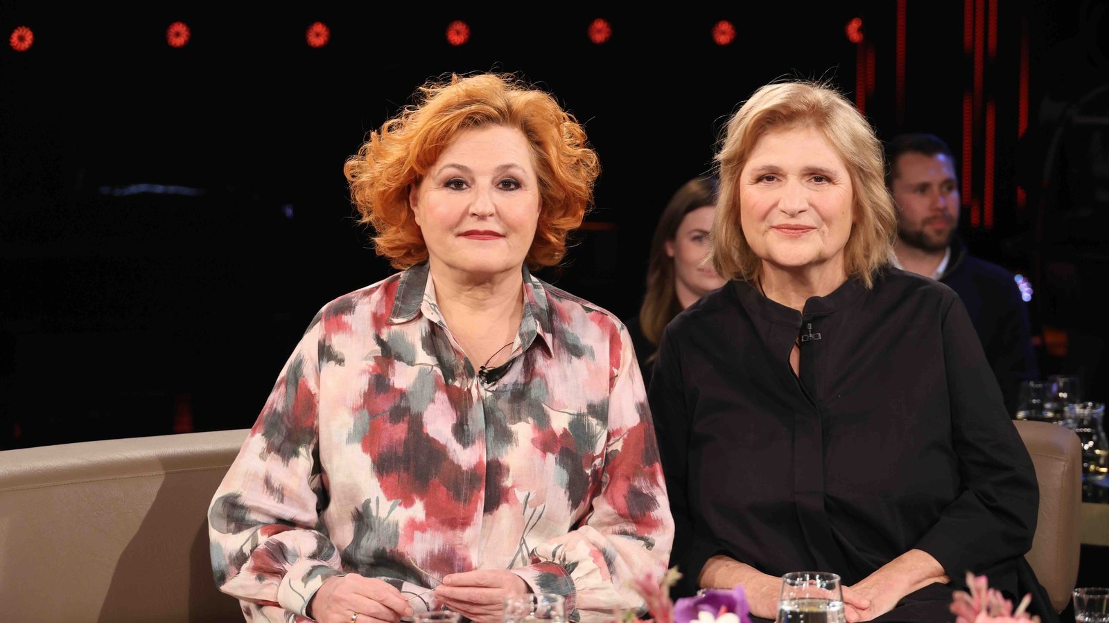 Die Schwestern Sabine Rückert und Johanna Haberer sitzen in einem Fernsehstudio nebeneinander.