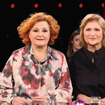Die Schwestern Sabine Rückert und Johanna Haberer sitzen in einem Fernsehstudio nebeneinander.