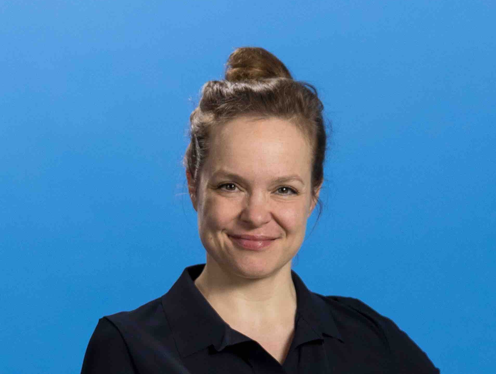 Nathalie Stüben vor einem blauen Hintergrund 