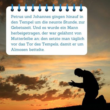 Bibelspruch im Vordergrund. Im Hintergrund ist der Himmel zu sehen, der von der Sonne rot-gelb erleuchtet wird. Am Boden ist ein Mann zu sehen, der auf dem Boden kniet und betet.