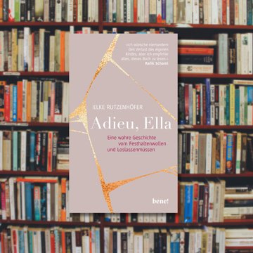 Bücherregal im Hintergrund, Buchcover Elke Rutzenhöfer: Adieu, Ella. im Vordergrund
