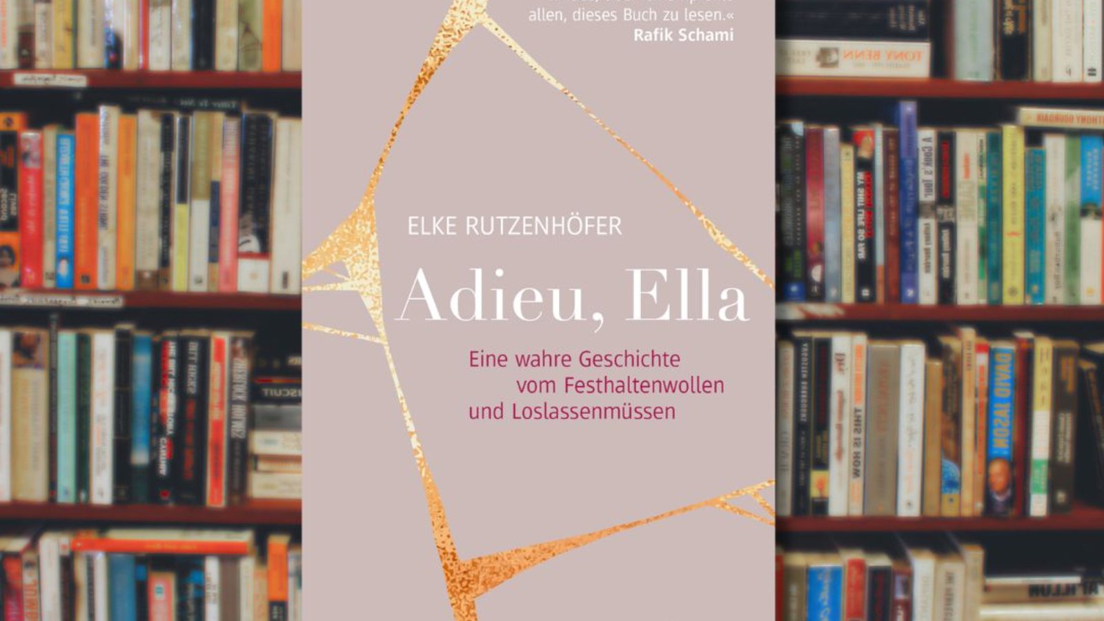 Bücherregal im Hintergrund, Buchcover Elke Rutzenhöfer: Adieu, Ella. im Vordergrund