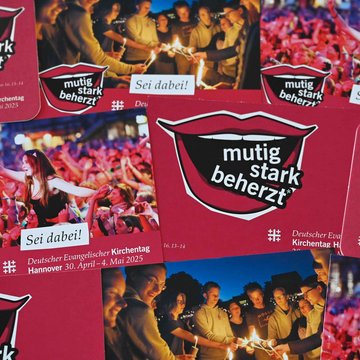 Flyer des Kirchentags auf denen „mutig – stark – beherzt” steht