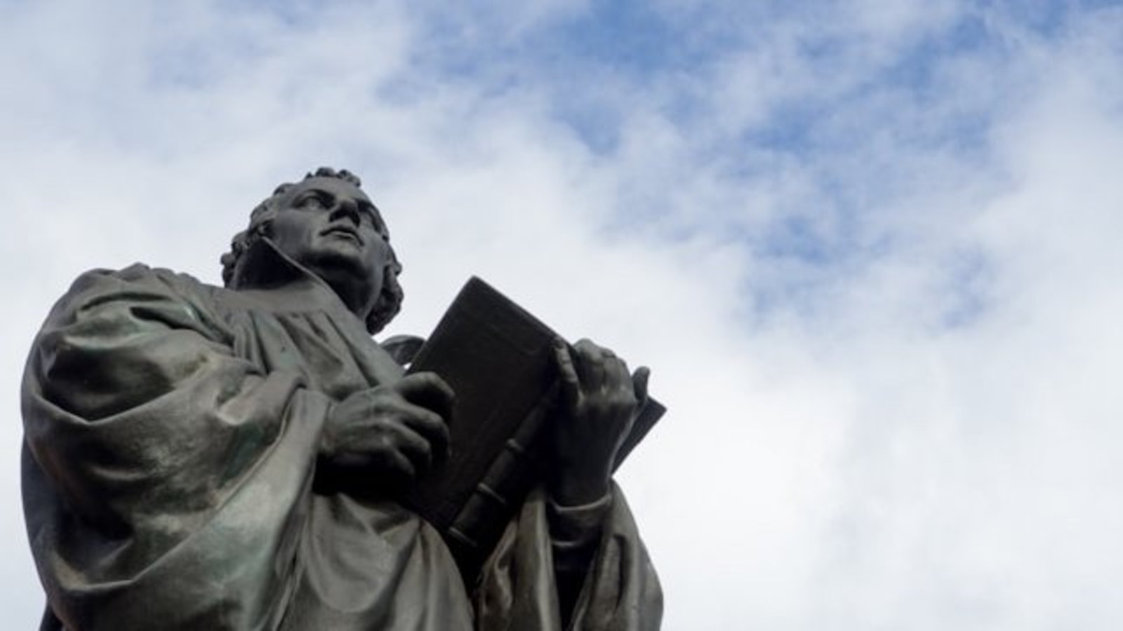 Statue von Martin Luther gegen den Himmel fotografiert