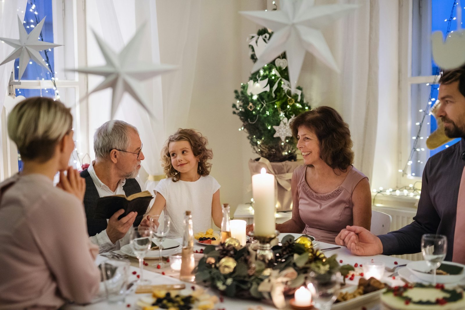 Familie beim Weihnachtsessen