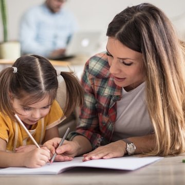 Mutter malt mit ihrer Tochter auf dem Boden