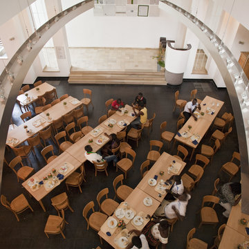 Speisesaal einer Jugendherberge in einer ehemaligen Kirche.