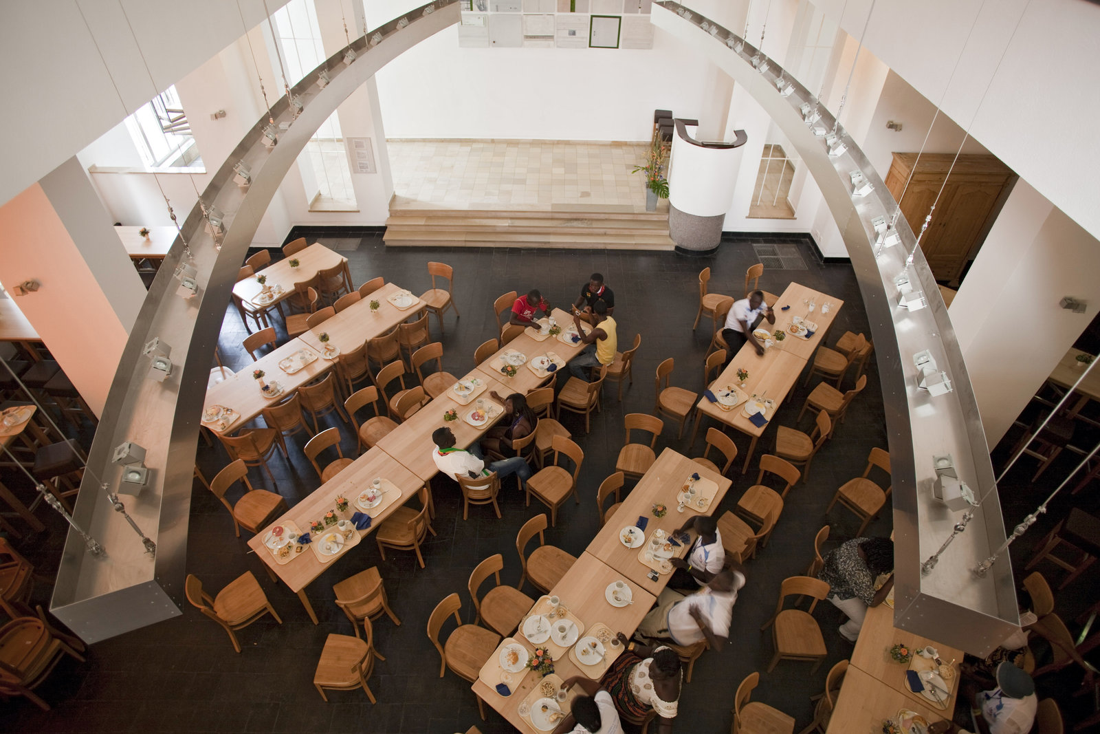 Speisesaal einer Jugendherberge in einer ehemaligen Kirche.