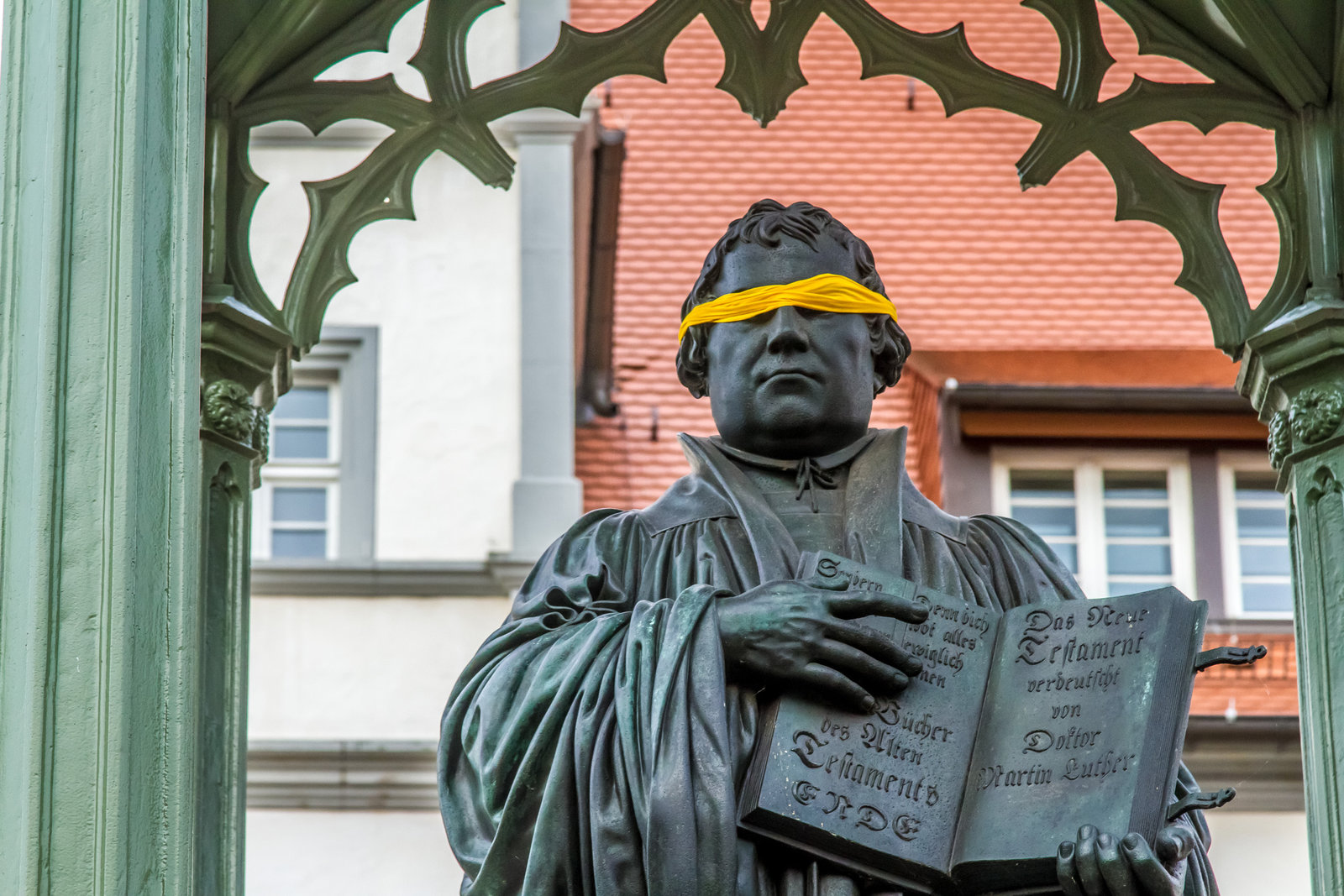 Statue von Martin Luther mit gelber Augenbinde