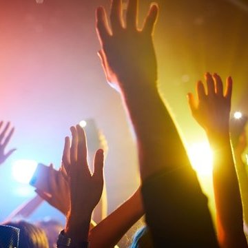 Hände in der Luft bei einem Konzert